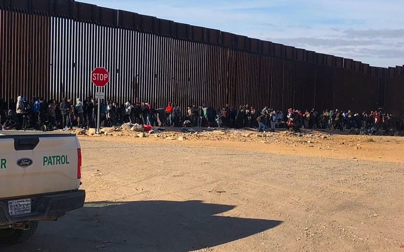 immigrants-lukeville-arizona-wall